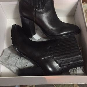 Aerosole Boots Size 7 1/2  Brand New still in box